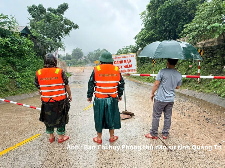 Do mưa to kéo dài hiện nay tại cầu tràn thôn A Ngo và La Lay nước tràn qua cầu từ 40-60cm.