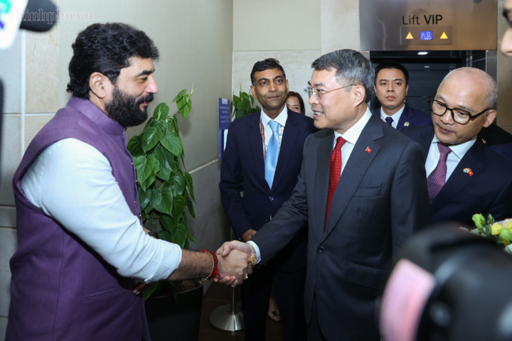 Quốc vụ khanh của Chính phủ Ấn Độ phụ trách hợp tác và hàng không dân dụng Shri Murlidhar Mohol đón Thủ tướng Chính phủ Lê Minh Hưng tại sân bay - Ảnh: chinhphu.vn/Nhật Bắc