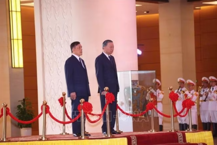 Tổng Bí thư, Chủ tịch nước Tô Lâm và Nhà vua Thái Lan Maha Vajiralongkorn Phra Vajiraklaochaoyuhua trên bục danh dự, thực hiện nghi lễ chào cờ. Ảnh: Văn Điệp/TTXVN