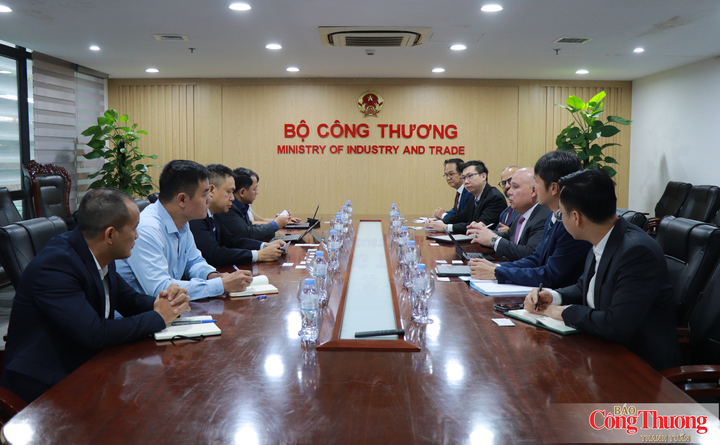 Quang cảnh buổi làm việc.