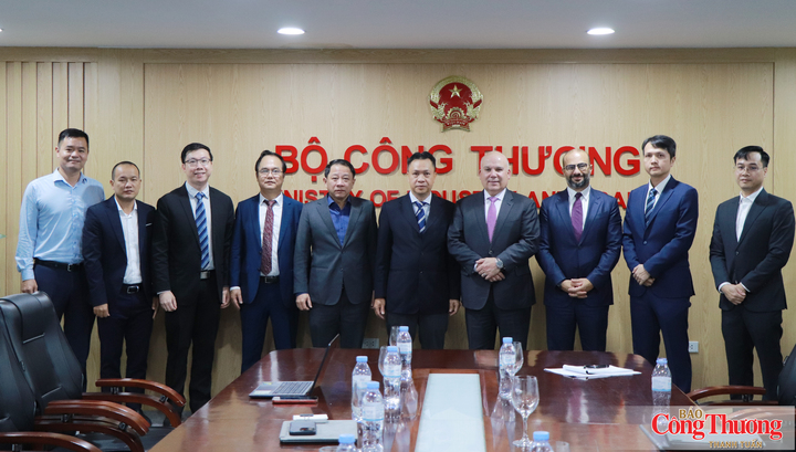Các đại biểu tham dự buổi làm việc.