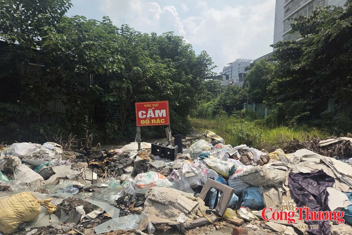 Rác thải chất đống ngay bên đường Phạm Văn Đồng (Hà Nội).