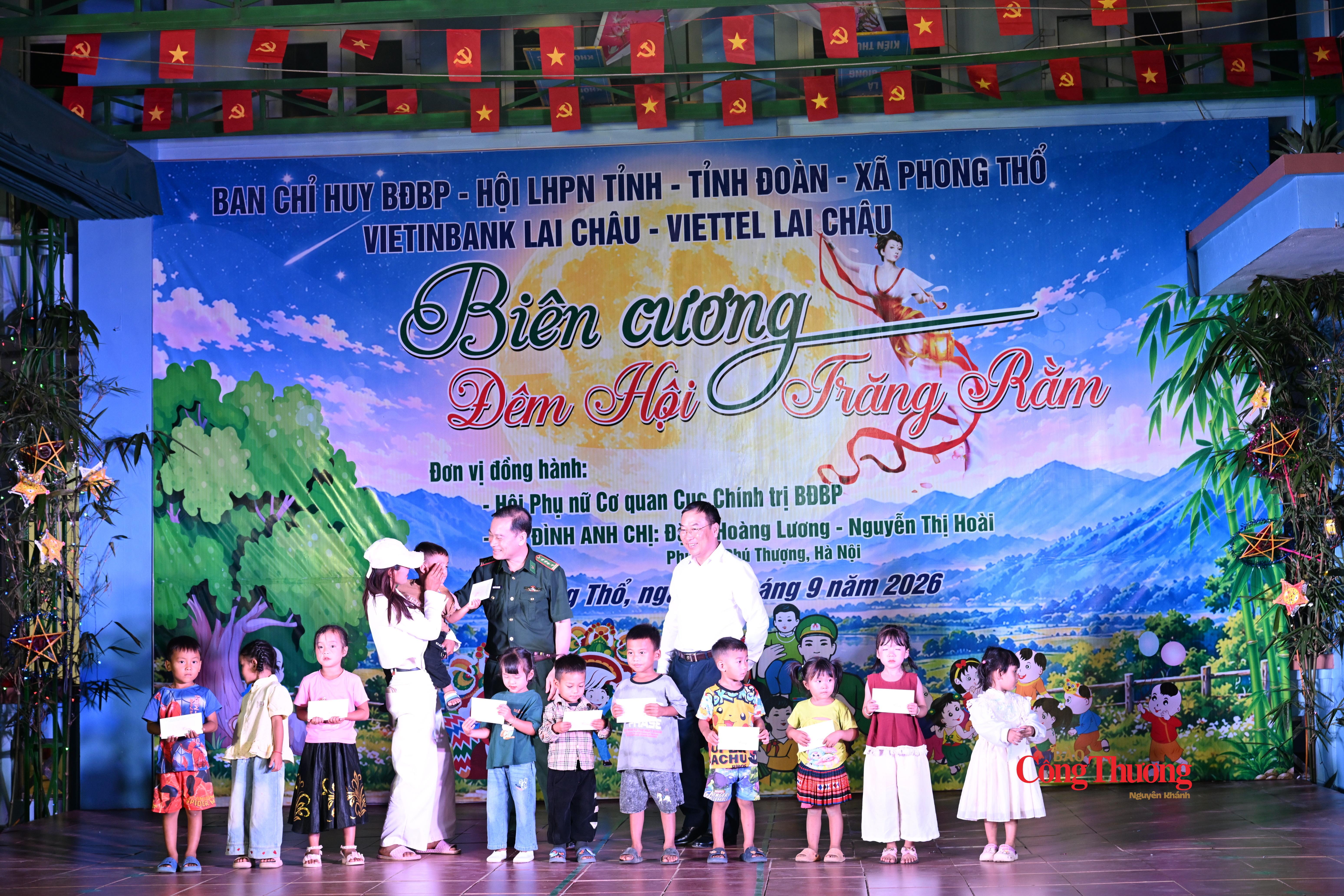 Phó Chủ tịch Thường trực Ủy ban MTTQ Việt Nam tỉnh Lai Châu Tống Thanh Bình và Đại tá Nguyễn Văn Hưng, Chính ủy Ban Chỉ huy BĐBP tỉnh trao quà cho các em học sinh trong Chương trình “Nâng bước em tới trường - con nuôi đồn Biên phòng” và Dự án “Cán bộ, chiến sĩ Quân đội nâng bước em tới trường”.