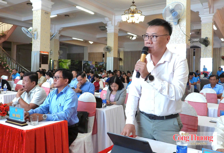 Ông Lê Hùng, Phó Giám đốc Sở Xây dựng tỉnh Đắk Lắk trả lời các ý kiến của đoàn viên công đoàn.