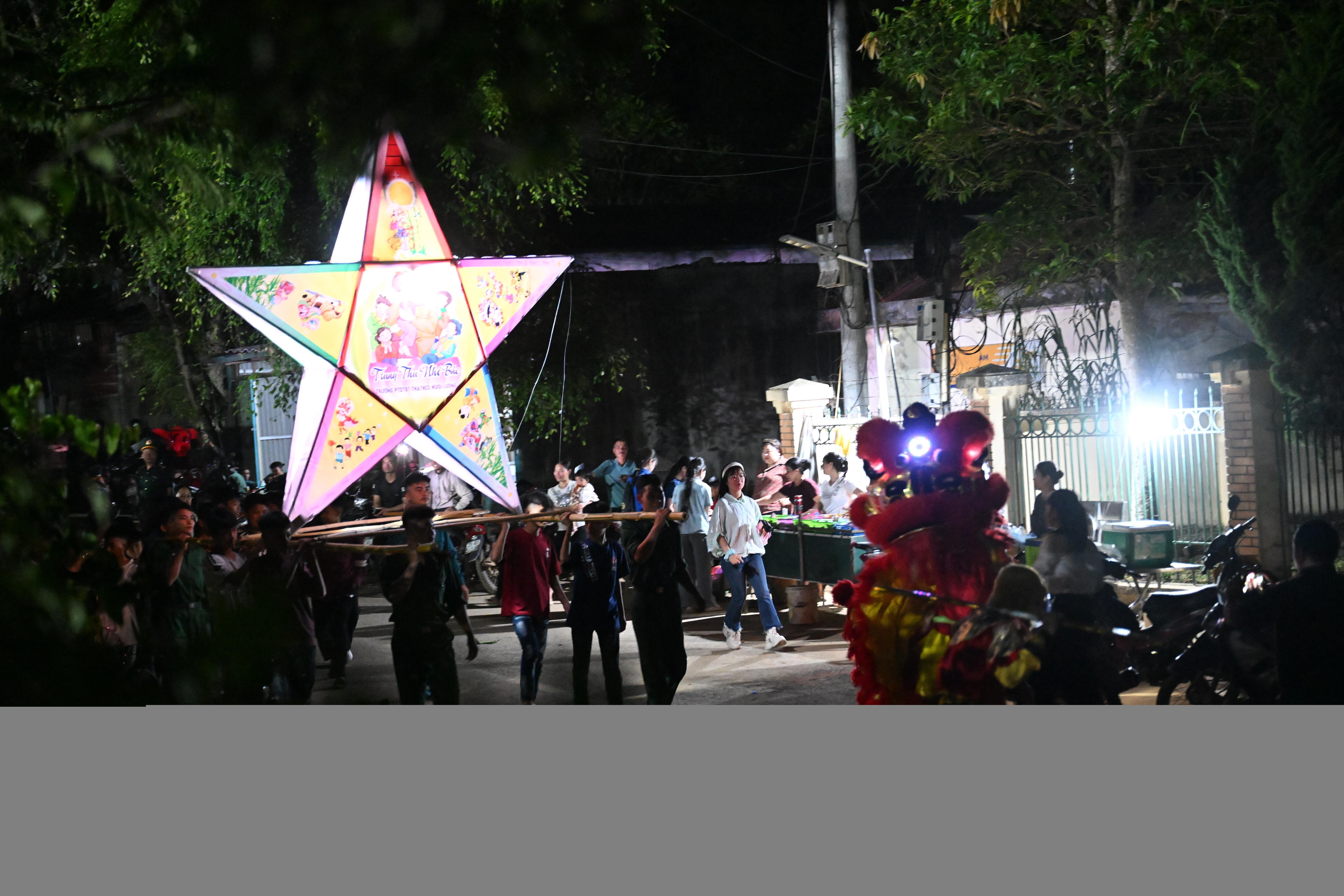 Rước đèn Trung thu lên phố.