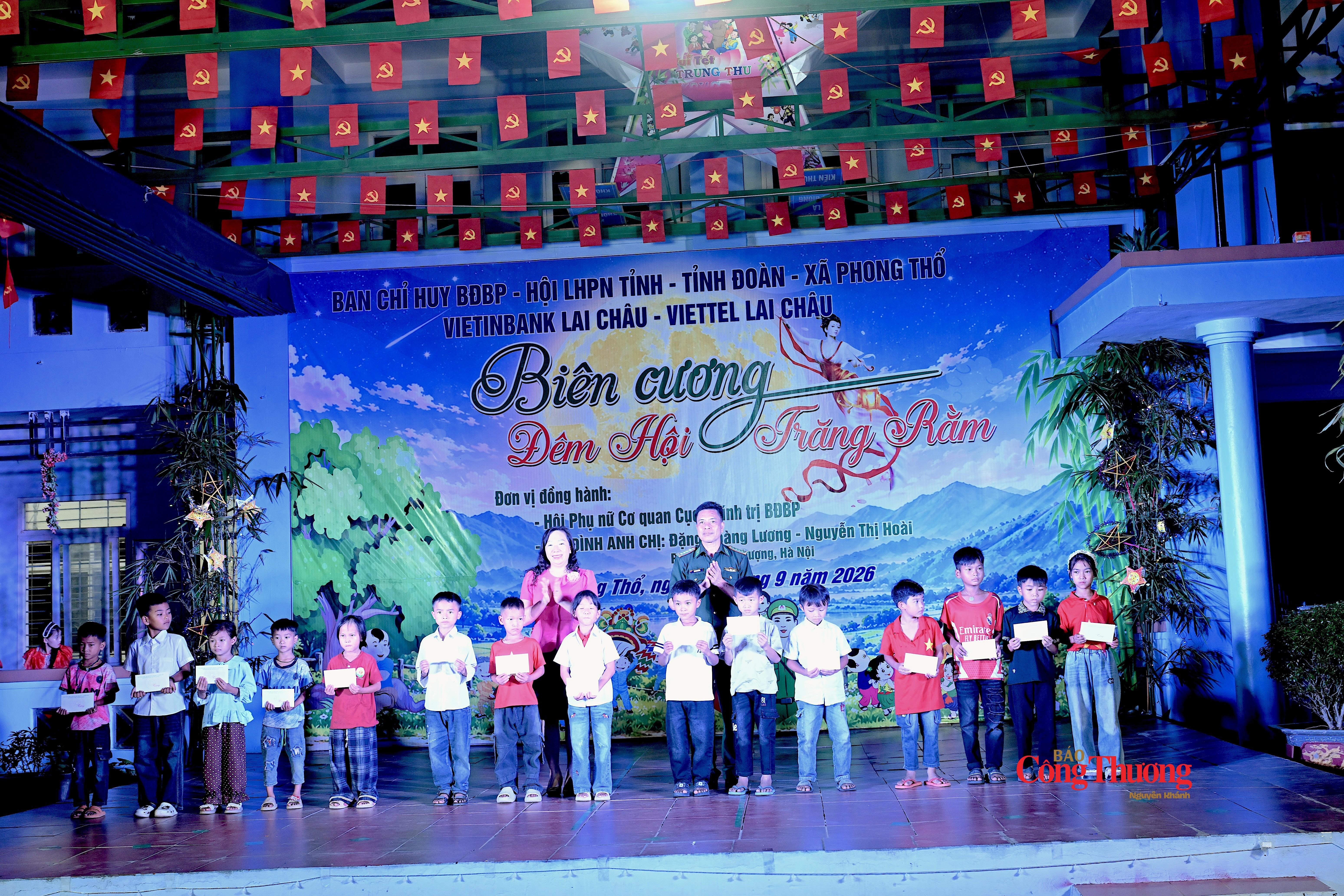 Đại tá Lê Công Thành, Phó Chính ủy BĐBP tỉnh và bà Ngô Thị Bích Hạnh, Chủ tịch Hội Liên hiệp Phụ nữ tỉnh Lai Châu  trao tặng quà cho các cháu có thành tích cao trong học tập.