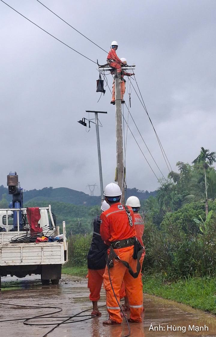 Trong những ngày này, cán bộ, công nhân ngành Điện không quản ngại khó khăn, trực tiếp đến từng điểm bị ảnh hưởng, kiểm tra hiện trường, xử lý sự cố, khắc phục đường dây, cột điện để sớm cấp điện trở lại cho người dân.
