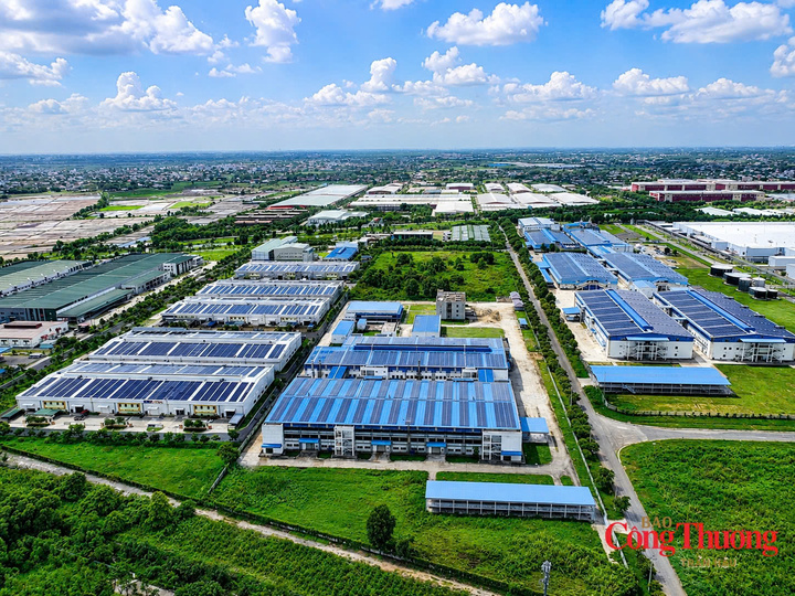 Điện mặt trời mái nhà phủ kín nhiều nhà xưởng trong khu công nghiệp phía Nam. Trên địa bàn EVNSPC quản lý, đã có 933 đơn vị lắp đặt với tổng công suất 845 MWp.