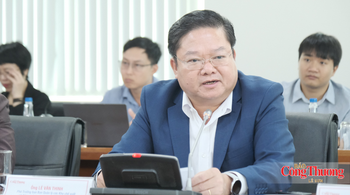 Ông Lê Văn Thinh, Phó Trưởng ban Ban Quản lý các Khu chế xuất và Công nghiệp TP. Hồ Chí Minh phát biểu tại toạ đàm.