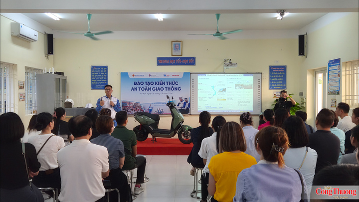 Không chỉ có các em học sinh, các bậc phụ huynh cũng được tổ chức đào tạo kiến thức về an toàn giao thông.