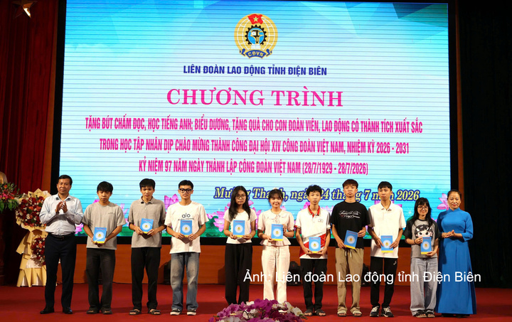 Trao tặng biểu dương học sinh là con đoàn viên, người lao động có thành tích xuất sắc trong học tập.
