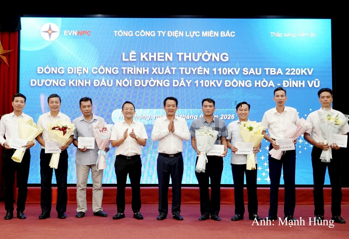 Ông Hà Huy Tâm - Phó Tổng Giám đốc EVNNPC; ông Nguyễn Hữu Hưởng - Giám đốc Công ty Điện lực Hải Phòng chụp ảnh lưu niệm tại lễ trao thưởng cho các tập thể có đóng góp tích cực vào tiến độ công trình.