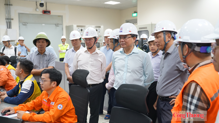 Bộ trưởng Bộ Công Thương cùng đoàn công tác kiểm tra phòng điều khiển trung tâm tại Dự án.