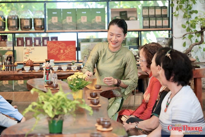 Với Nghệ nhân Mai Khánh Hòa, mỗi bàn trà lại có một câu chuyện.