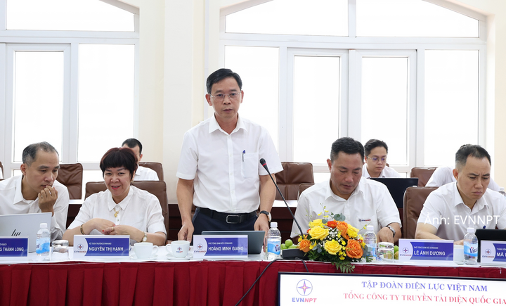 Phó Tổng giám đốc EVNHANOI Hoàng Minh Giang báo cáo tại buổi làm việc.