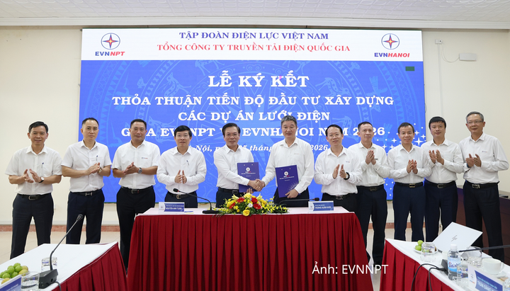Lãnh đạo 2 Tổng công ty trao thỏa thuận tiến độ đầu tư xây dựng lưới điện sau khi ký kết.