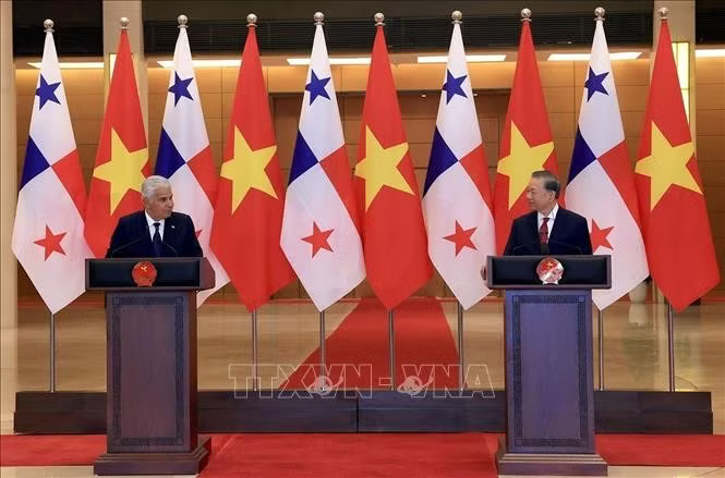 Tổng Bí thư, Chủ tịch nước Tô Lâm và Tổng thống Cộng hòa Panama José Raúl Mulino gặp gỡ báo chí sau hội đàm.