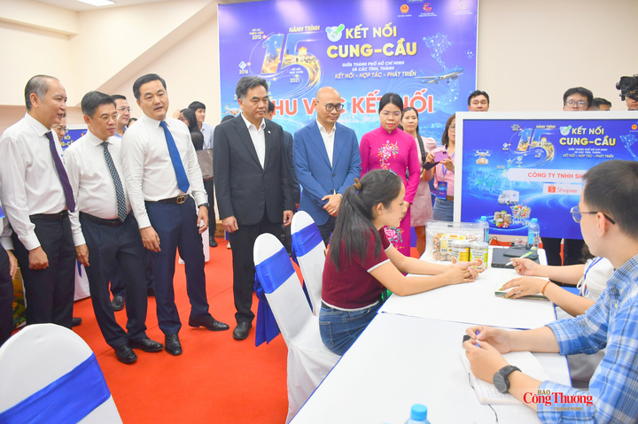 Thứ trưởng Bộ Công Thương Lương Hoàng Thái, lãnh đạo TP. Hồ Chí Minh và các đại biểu tham quan khu kết nối cung - cầu tại sự kiện.
