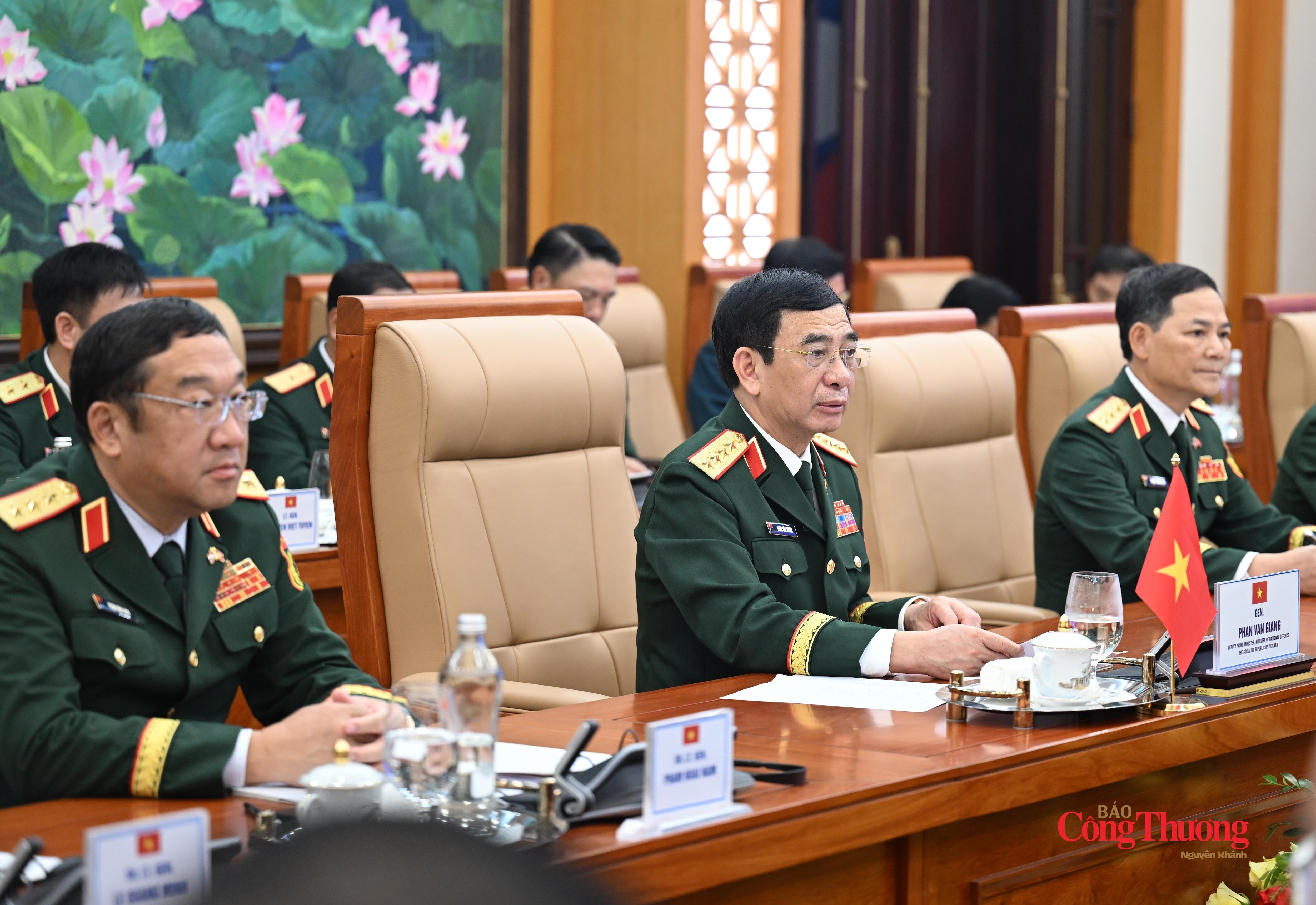 Đại tướng Phan Văn Giang, Ủy viên Bộ Chính trị, Phó Thủ tướng Chính phủ, Bộ trưởng Bộ Quốc phòng phát biểu tại hội đàm.