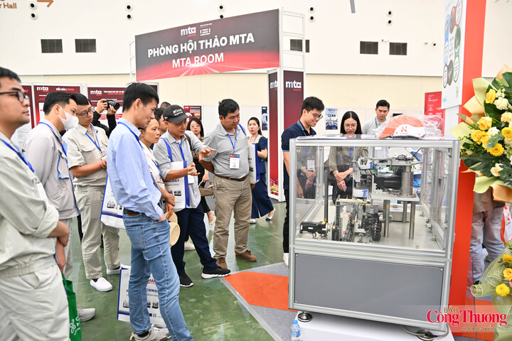Nhiều khách tham quan dành sự quan tâm tới hệ thống máy cắt CNC chính xác được giới thiệu tại triển lãm.