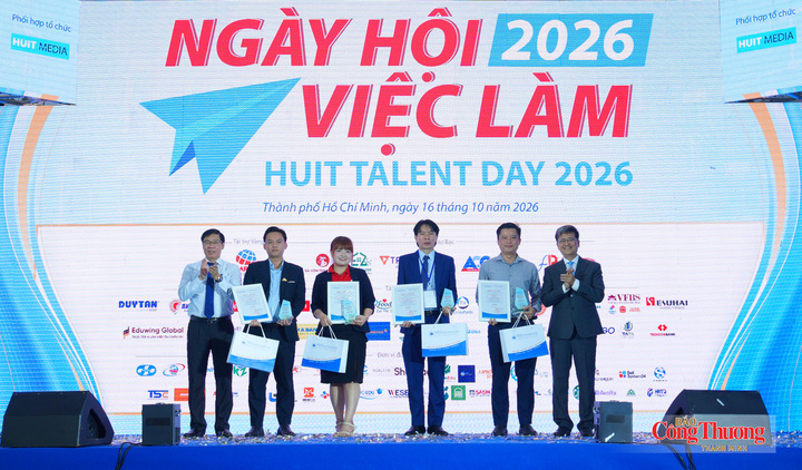 PGS.TS. Nguyễn Xuân Hoàn, Hiệu trưởng và TS. Thái Doãn Thanh, Phó Hiệu trưởng HUIT trao thư cảm ơn cho các doanh nghiệp đồng hành Ngày hội việc làm 2026.
