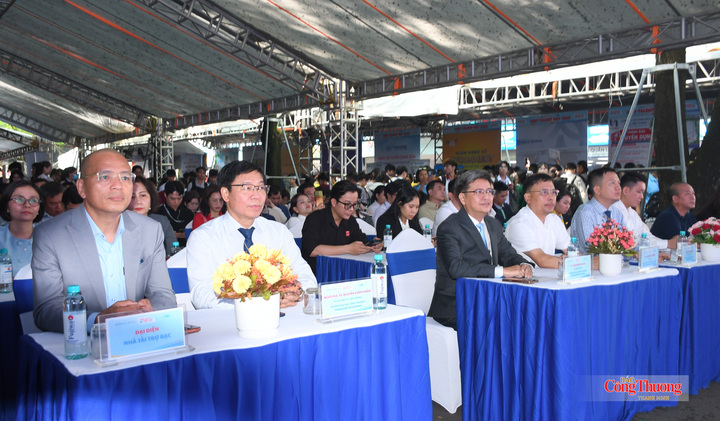PGS.TS. Nguyễn Xuân Hoàn, Hiệu trưởng HUIT và các đại biểu tham dự sự kiện.
