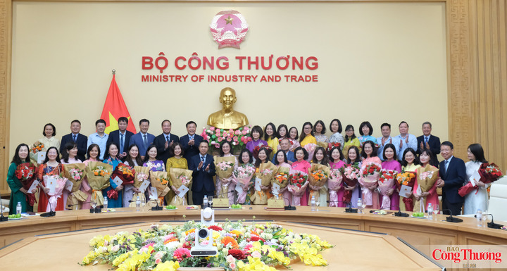 Thứ trưởng Nguyễn Việt Sơn; Thứ trưởng Phan Thị Thắng chụp ảnh cùng các đại biểu, nữ lãnh đạo đơn vị trực thuộc Bộ Công Thương.