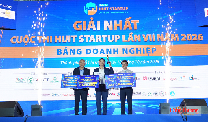 Ban Tổ chức chức trao giải Nhất cho 2 dự án ở hai bảng Học sinh và Doanh nghiệp.