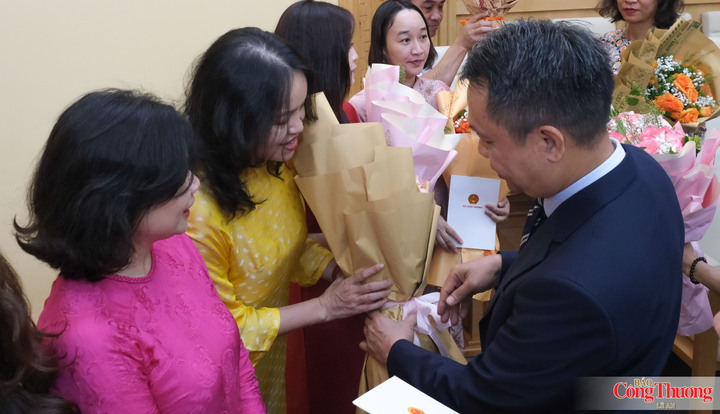 Thứ trưởng Nguyễn Việt Sơn ghi nhận và đánh giá cao những đóng góp của phụ nữ ngành Công Thương.