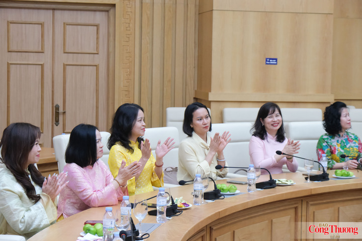 Các nữ lãnh đạo đơn vị trực thuộc Bộ Công Thương tham dự chương trình gặp mặt.