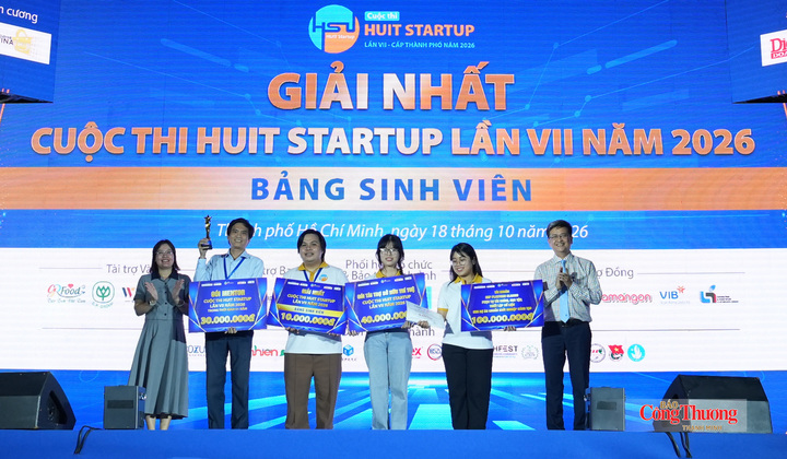 TS. Thái Doãn Thanh - Phó Hiệu trưởng Trường Đại học Công Thương TP. Hồ Chí Minh và Th.S Hoàng Thị Thoa - Giám đốc Trung tâm Đổi mới sáng tạo & Khởi nghiệp HUIT trao giải Nhất cho dự án bảng Sinh viên.