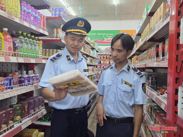 Lực lượng Quản lý thị trường Hà Nội kiểm tra hàng hóa tại một cơ sở kinh doanh.