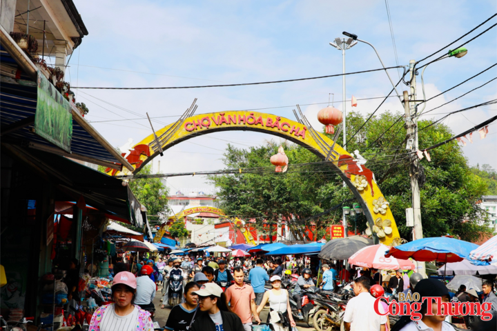 Chợ phiên Bắc Hà - nơi các sản phẩm văn hóa bản địa được chuyển hóa thành nguồn lực kinh tế cho đồng bào vùng cao. Ảnh: Thanh Huyền
