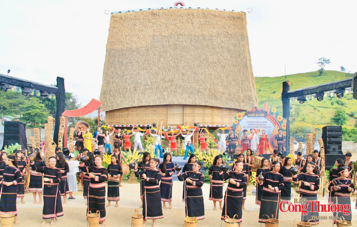 Khai mạc Festival Cồng chiêng - Tuần lễ Hoa dã quỳ - Núi lửa Chư Đang Ya.